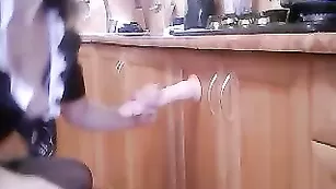 Темноволосая дама Uknk отсасывает парню член