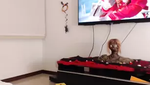 Молоденькая брюнетка Mollybrooke мастурбирует пизду