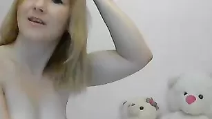 Толстая шмарина cutekendra28 общается с обнаженной грудью