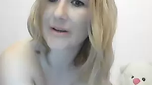 Толстая шмарина cutekendra28 общается с обнаженной грудью