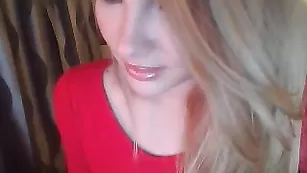 Татуированная шкура Stacy_Doll теребит пизду