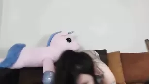 Крошка в татуировках FooxTV шалит в ванной