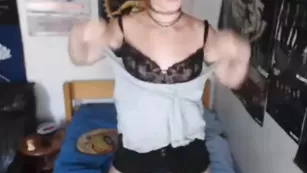 Рыжая стерва rosie_rae мацает свою грудь