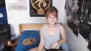 Рыжая стерва rosie_rae мацает свою грудь