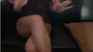 Чарующая пассия Missallyxx исполняет стриптиз