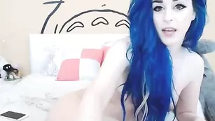Kati3kat играет с анальной пробкой и вибратором