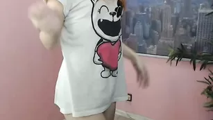 Рыжая худышка lilyrouge полностью разделась