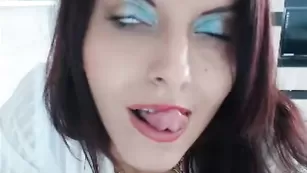 Красивая женщина Sandrahorny эротично себя преподносит