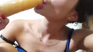 Импозантная телка SweetBumXXX облизывает страпон