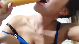 Импозантная телка SweetBumXXX облизывает страпон