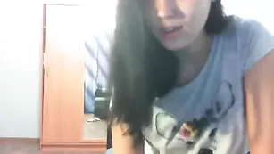 Очаровательная детка Pippalee показывает натуральные сиси