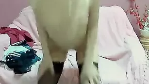 Сексуальная блонда HotSnowwhite нежно мастурбирует пизду