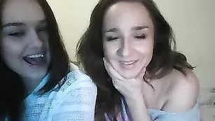 Шальные малышки Wearethebestinthissite показывают большие попки