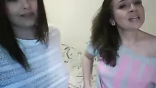 Шальные малышки Wearethebestinthissite показывают большие попки