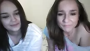 Шальные малышки Wearethebestinthissite показывают большие попки