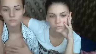 Две девушки lesbury целуются и показывают груди