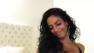 Кучерявая сучка Tata_latina сводит с ума своим телом