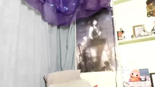 Татуированная шмара Sleazylittlemeemee трахает обе дырки