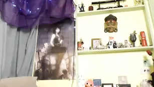 Татуированная шмара Sleazylittlemeemee трахает обе дырки