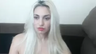 Блонда в сапожках Hornygirllx разминает все прелести