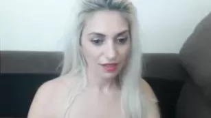 Блонда в сапожках Hornygirllx разминает все прелести