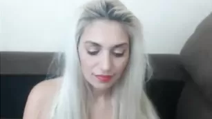 Блонда в сапожках Hornygirllx разминает все прелести