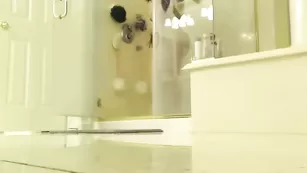 Шальная красотка Rahyndee сосет пенис кавалеру