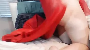 Шикарная стерва Brittany Taylor ласкает бритую пизду