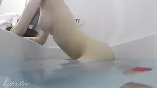 Грудастая брюнеточка Alexis_Kline мастурбирует пилотку