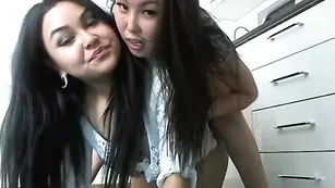 Симпатичные леди Albina777 куражатся на кухне