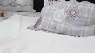 Сладкая блондинка SweetAndreea мастурбирует вибратором