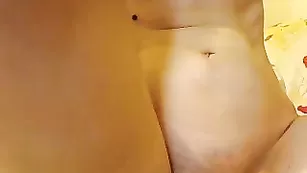 Молодая стерва Wetprincess18 ласкает бритую пизду