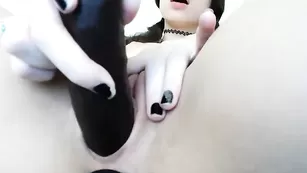 Черноволосая малышка Chroniclove долбит обе щели сразу