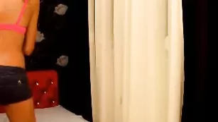 Худенькая чика Hornygirllx танцует в нижнем белье