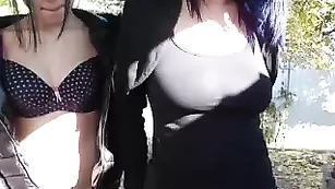 Сексуальные подружки Crezzygirrls дрочат пизду на улице