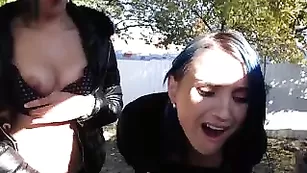 Сексуальные подружки Crezzygirrls дрочат пизду на улице
