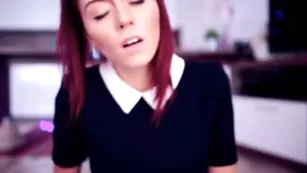 Красивая школьница Hottminx трахает сочную киску