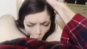 Шальная красотка BoyGirlBlowJob отсасывает парню член