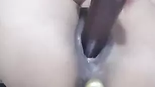 Знойная брюнетка Latina_cum жестко дрочит бритые дырки