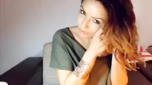 Красивая девица Dominiqueeee натирает киску