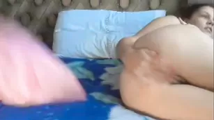 Две подружки lesbury хвастаются пилотками