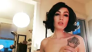 Дева с аппетитной попой ClementineCro теребит пилотку