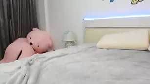 Шальная куколка Sexxylorry ласкает бритую пизду