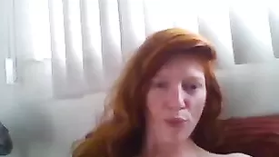 Блаженная тетка Jenovakitty трахает пизду фаллосом