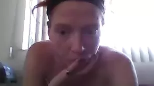 Блаженная тетка Jenovakitty трахает пизду фаллосом