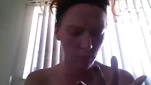 Блаженная тетка Jenovakitty трахает пизду фаллосом