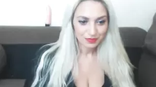 Очаровательная крошка Aslutmilf клево тискает пилотку