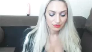 Очаровательная крошка Aslutmilf клево тискает пилотку