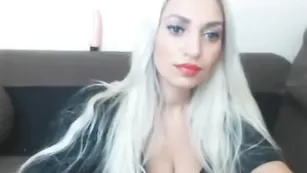 Очаровательная крошка Aslutmilf клево тискает пилотку