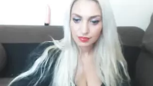 Очаровательная крошка Aslutmilf клево тискает пилотку